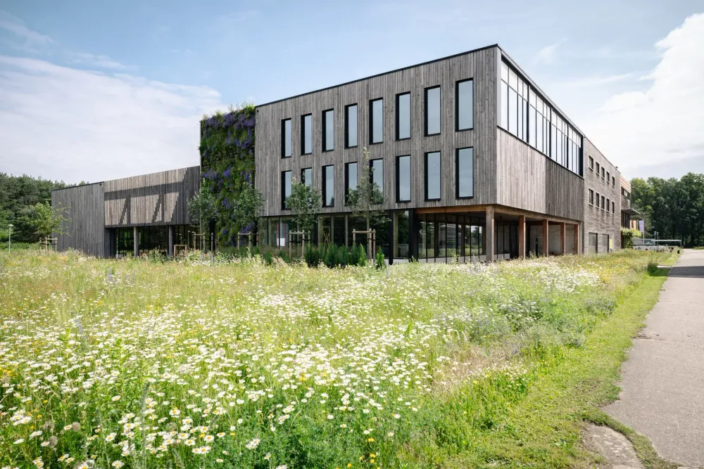 Het eerste circulaire kantoorgebouw van België
